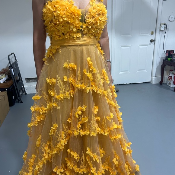 Luxury brands new dress is perfect for graduation, wedding or engagement. - Picture 5 of 7